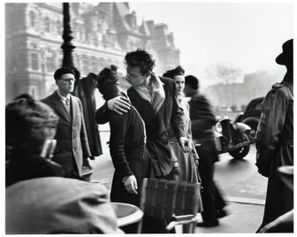 Robert Doisneau, ‘Le baiser de l'Hôtel de Ville’, 1950-printed later