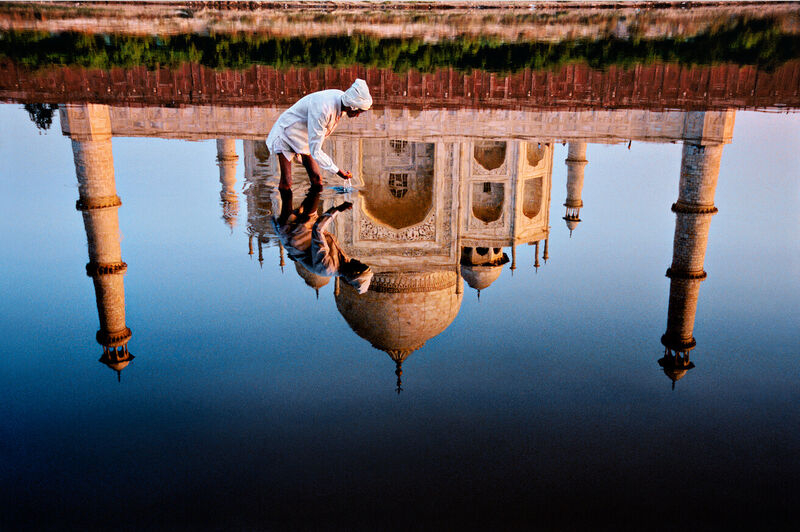 Steve McCurry, « Reflection of the Taj Mahal, Agra, Uttar Pradesh, India, 1999 », 1999, Photographie, Tirage d'art sur papier Fujiflex Crystal, Polka Galerie