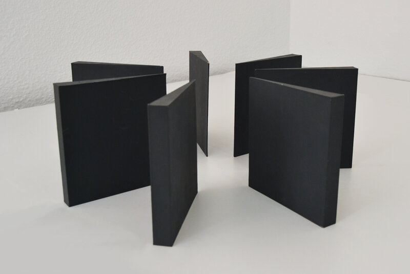 Mathias Goeritz  Siete torres negras en círculo (maqueta) (1974