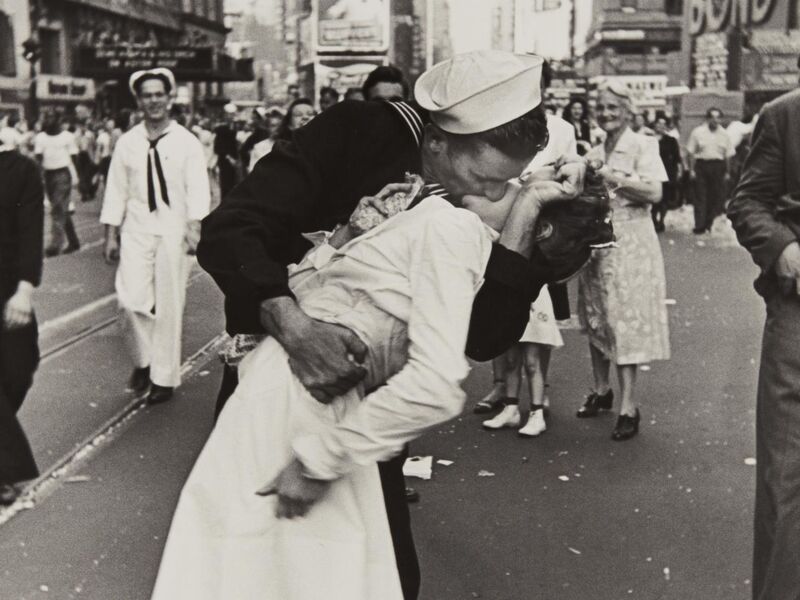 Alfred Eisenstaedt S Iconic Photo A V J Day Kiss Has Been Debated For Decades Artsy