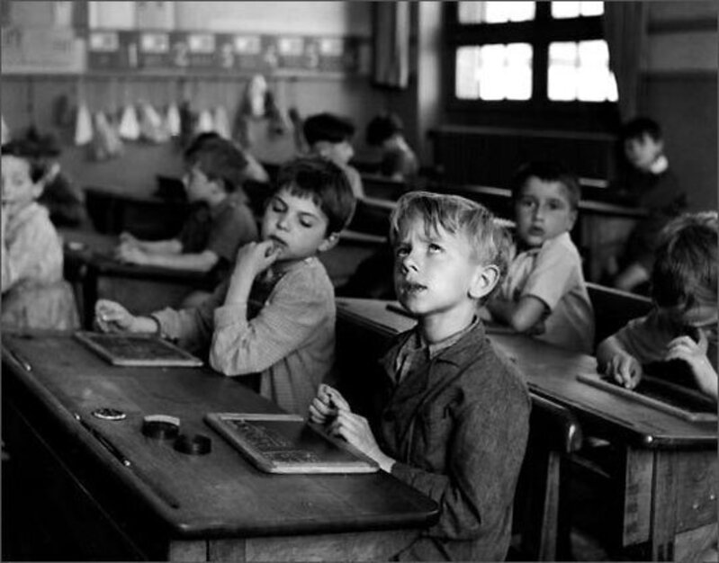La maitresse d'école devant ses élèves dans les années 1950 © Ateliers  Robert Doisneau