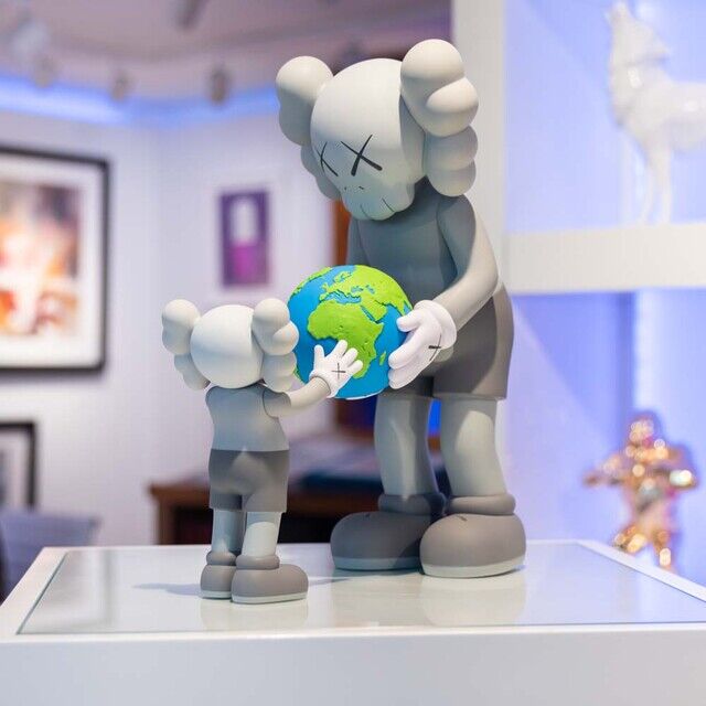 KAWS The Promise - Grey de KAWS (2022) : Sculpture Résine KAWS The Promise - Grey de KAWS (2022) : Sculpture Résine