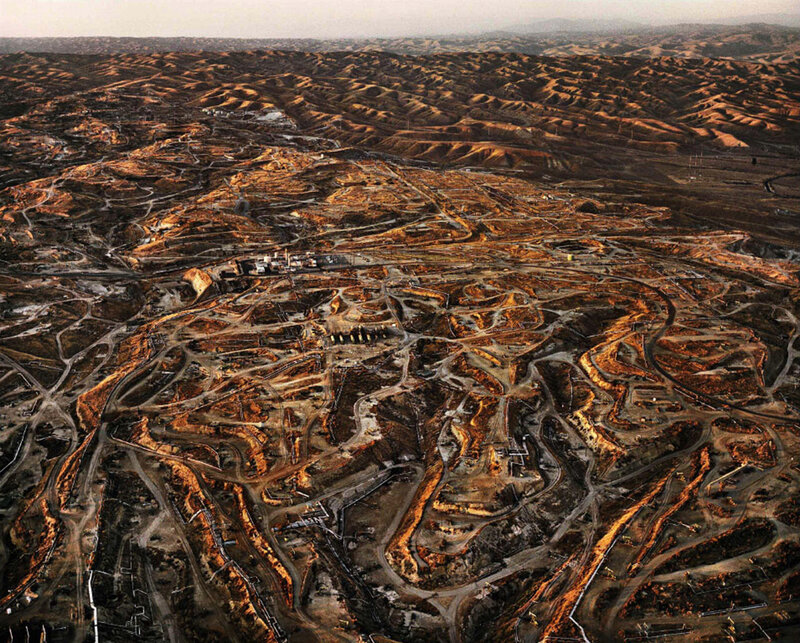 Edward Burtynsky  Oil Fields #27, Bakersfield, California (2004