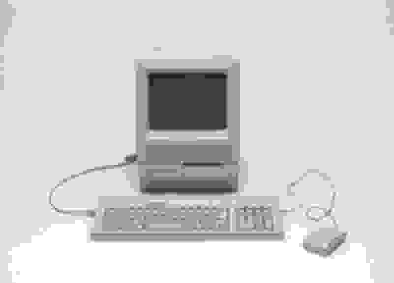 Macintosh SE/30 desktop computer with keyboard and mouse (1989) | Artsy