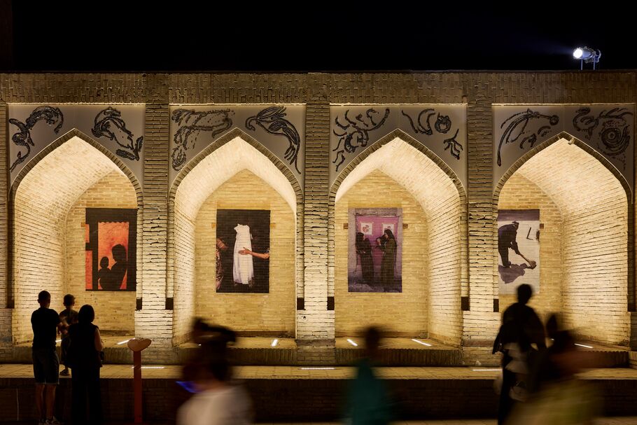 Vista da instalação da Bienal de Bukhara, 2025. Cortesia da Bienal de Bukhara.