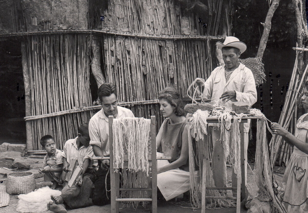 Sheila Hicks learning to knot with Rufino Reyes, Mitla, Oaxaca, Mexico, 1961. Photo by Faith Stern.