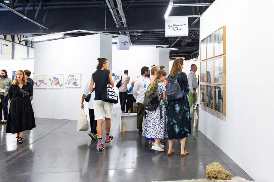 Vista interna da Art-o-rama, 2023. Foto de Margot Montigny. © Margot Montigny. Cortesia de Art-o-rama 2023.