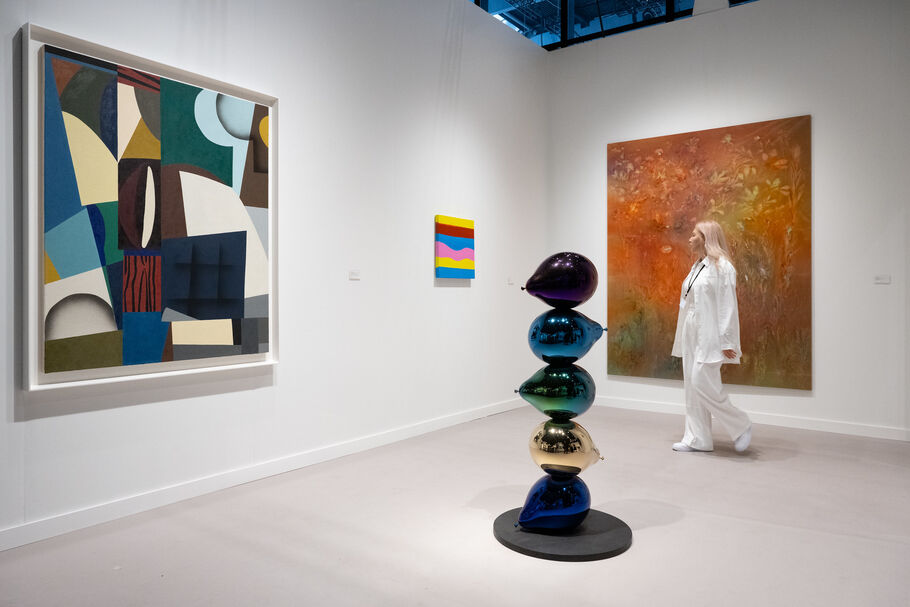 Estande da 303 Gallery na Frieze New York, 2024. Foto de Casey Kelbaugh. Cortesia de Frieze e CKA