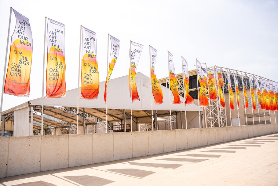 Vista externa da CAN Art Fair, Ibiza 2023. Foto de @YASMINARTVISUAL. Cortesia da CAN Art Fair.