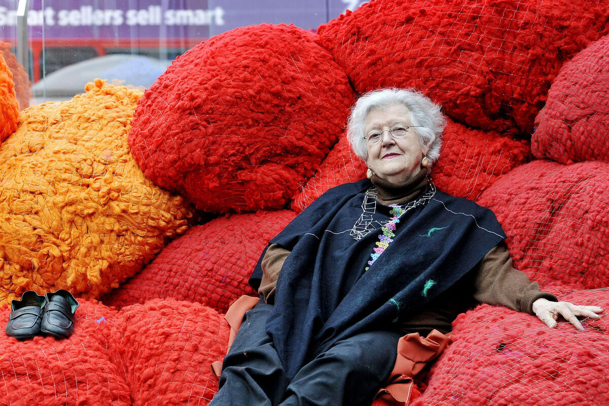 Portrait of Sheila Hicks with her installation from “Foray into Chromatic Zones,” London, 2015. Courtesy of PA Images / Alamy Stock Photo.