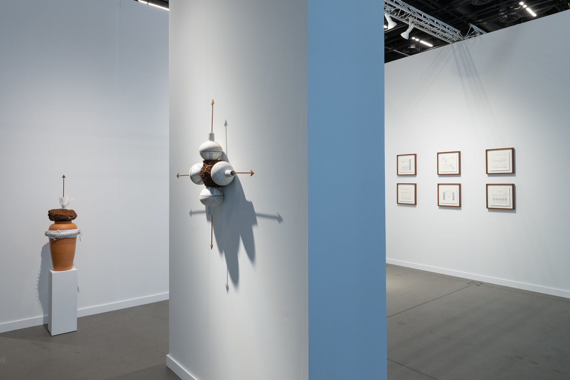 Luana Vitra, vista da instalação do estande da Mitre Galeria na Frieze Nova York, 2025. Foto de Casey Kelbaugh. Cortesia da Frieze e CKA.