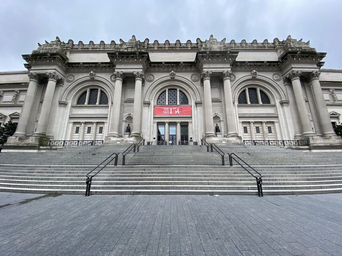 Một góc nhìn của Bảo tàng Nghệ thuật Metropolitan khi nó vẫn tạm thời đóng cửa trong đại dịch coronavirus. Ảnh của Rob Kim / Getty Image.