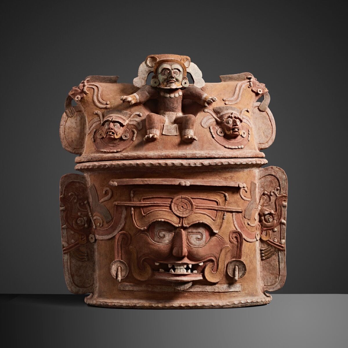 K'Iché Urna de dos partes, Guatemala, ca.  650–850 CE Cortesía de Colnaghi.