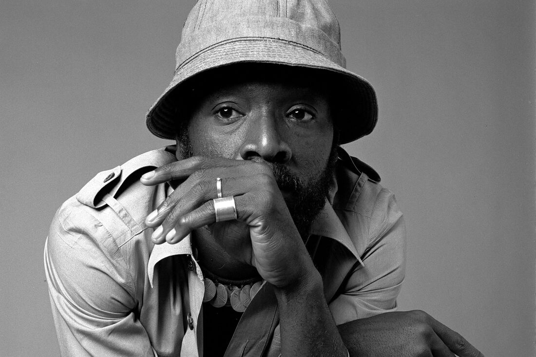 Raymond Saunders, known for his abstract multimedia paintings, dies at 90. Raymond Saunders, known for his abstract multimedia paintings, dies at 90.