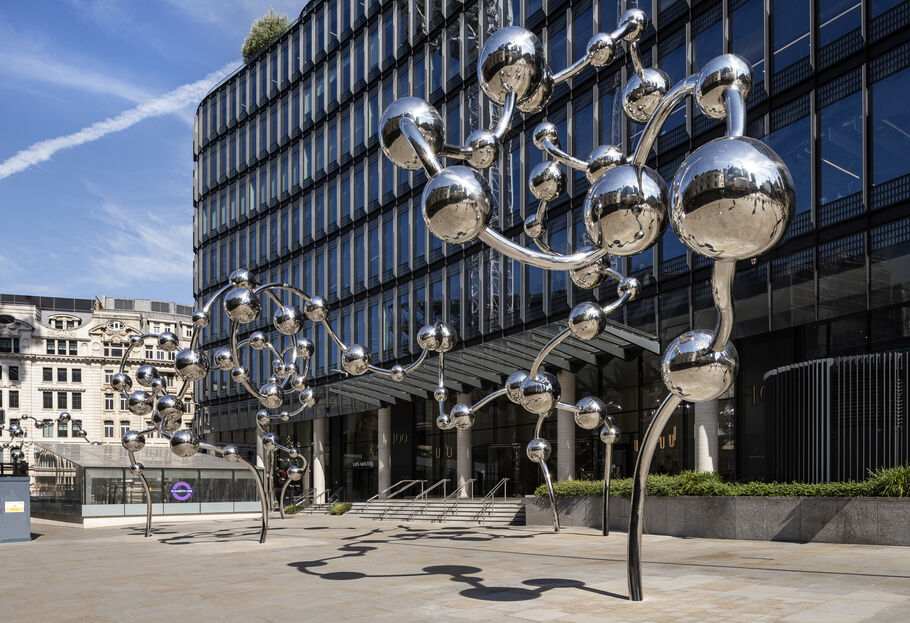 Yayoi Kusama, installation view of Infinite Accumulation at Liverpool Street Station, 2024. © Yayoi Kusama. Photo Thierry Bal. Courtesy Ota Fine Arts and Victoria Miro.