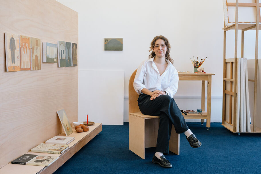 A brasileira Paula Siebra constrói um vocabulário visual baseado nas paletas de cores tingidas de argila, nas topografias arenosas e na sensação palpável de reclusão encontrada em seu estado natal, o Ceará