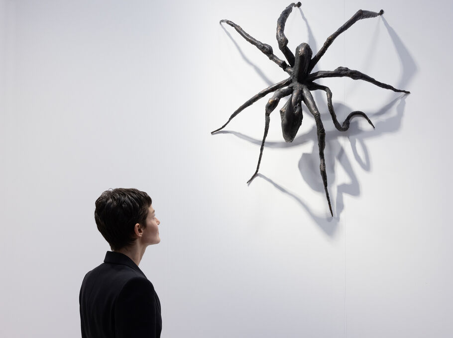 Louise Bourgeois, vista da instalação Spider I , 1995, no estande da Hauser & Wirth na Art Basel Paris, 2024. Cortesia da Art Basel.