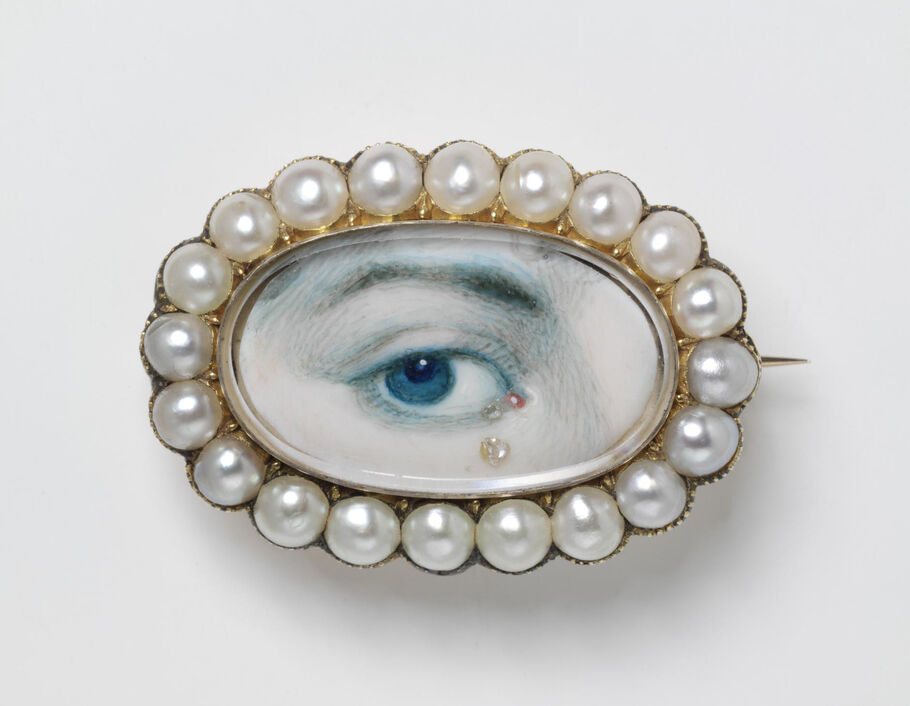 The Brooch: A Modern Retelling, Jewelry