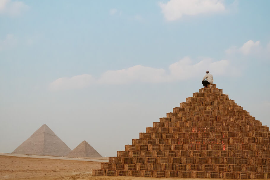 Vista externa de Rashed Al Shashai, Pirâmide Translúcida, 2023. Foto de Hesham Al Saifi. Cortesia de Art DEgypte.