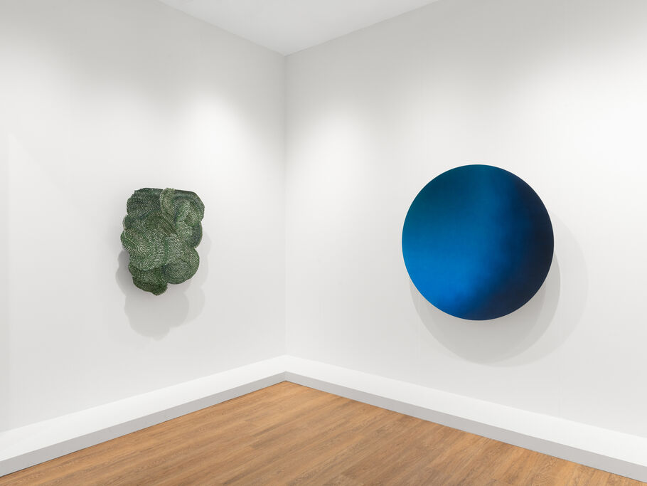 Obras de Olga de Amaral e Anish Kapoor no estande da Lisson Gallery, na Frieze Los Angeles 2024