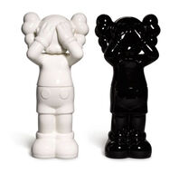 Lot - KAWS (né en 1974) HOLIDAY, JAPAN (BROWN), 2019 Figurine en vinyle,  édition AllRightsReserved Ltd. Dans son emballage d'origine
