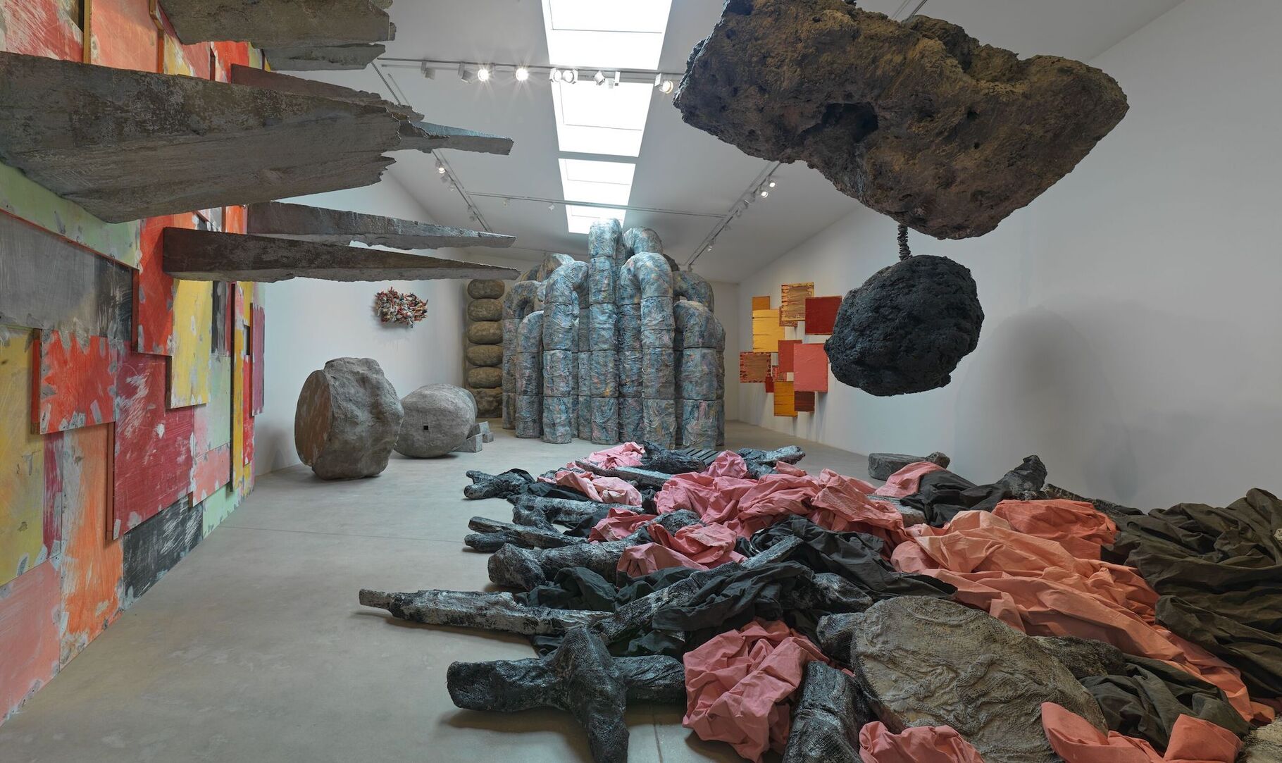 The Late Phyllida Barlow Turned Everyday Waste into Wondrous Sculptures ...