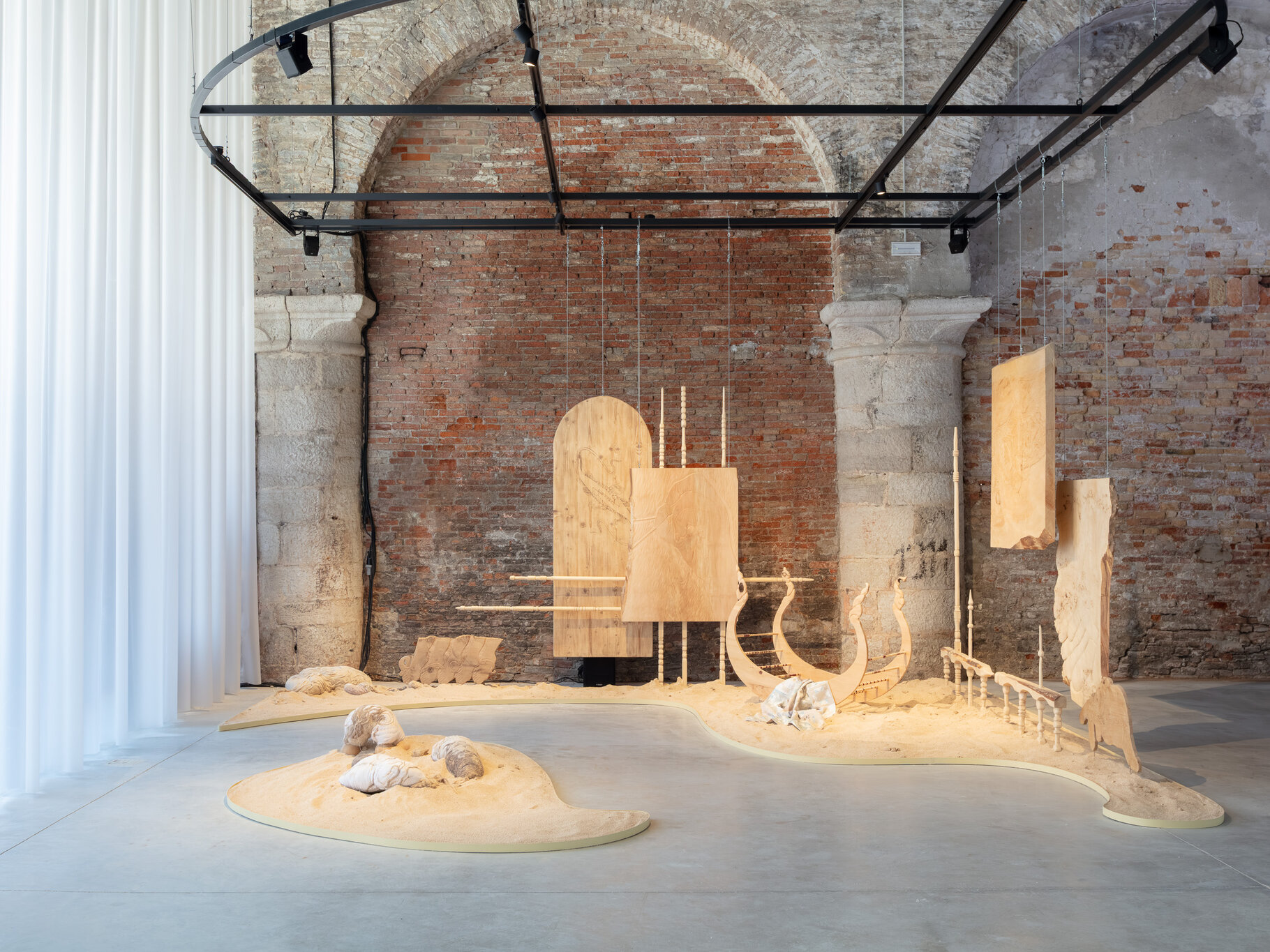 Zulfiya Spowart, vista da instalação de Beshik (O Berço), 2026 “O Mar Sonoro”, Pavilhão Nacional do Uzbequistão, 61ª Exposição Internacional de Arte – La Biennale di Venezia, 2026.