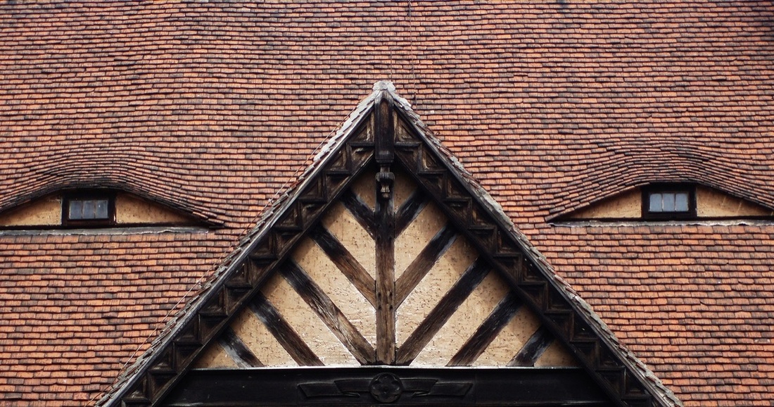Image of a rooftop resembling a face, via Wikimedia Commons.