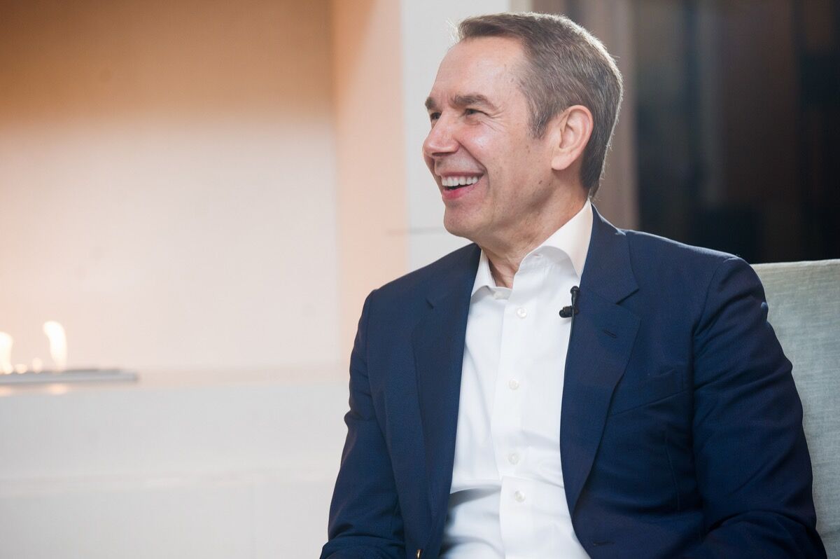 Foto de Jeff Koons en The Upper House en Hong Kong por Kit Cheng para Artsy.