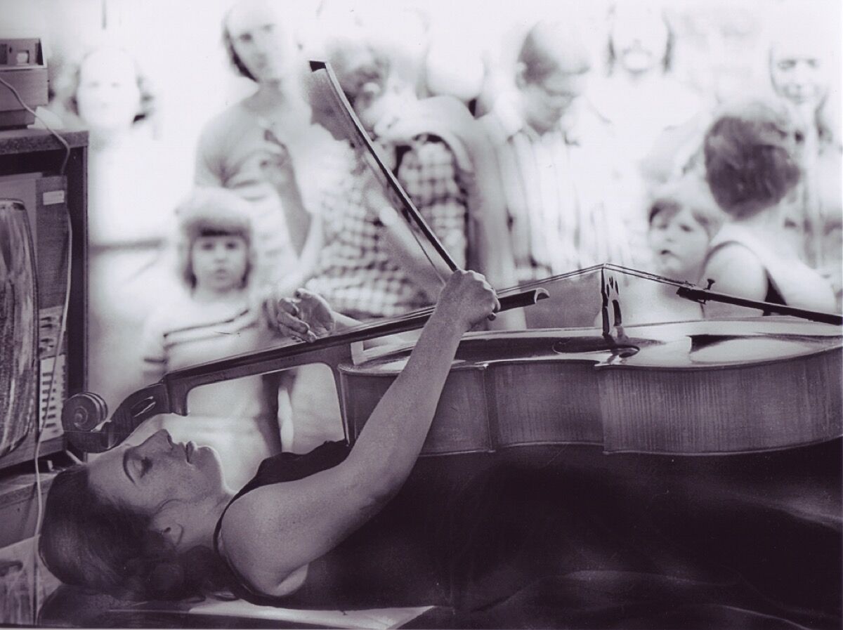 Hartmut Beifuss, Charlotte Moorman interprétant le plateau télé de Nam June Paik, Bochum Art Week, Bochum, Allemagne de l'Ouest, 1973. Collection Peter Wenzel. © Hartmut Beifuss. Avec l'aimable autorisation de Grey Art Gallery, Université de New York.