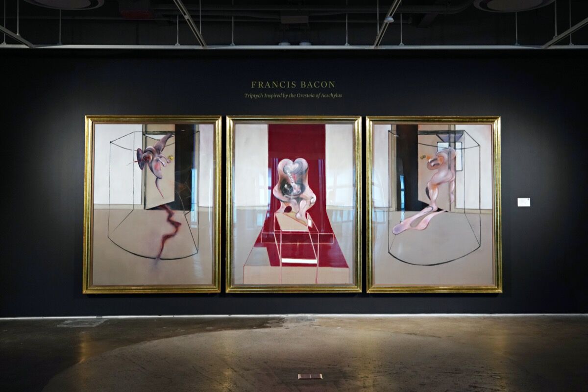 Francis Bacon, vista de la instalación del tríptico inspirado en la Oresteia de Esquilo, 1981, en la venta nocturna del 19 de junio en Sotheby, 2020. Foto de Cindy Ord. Imagen a través de Getty Images.