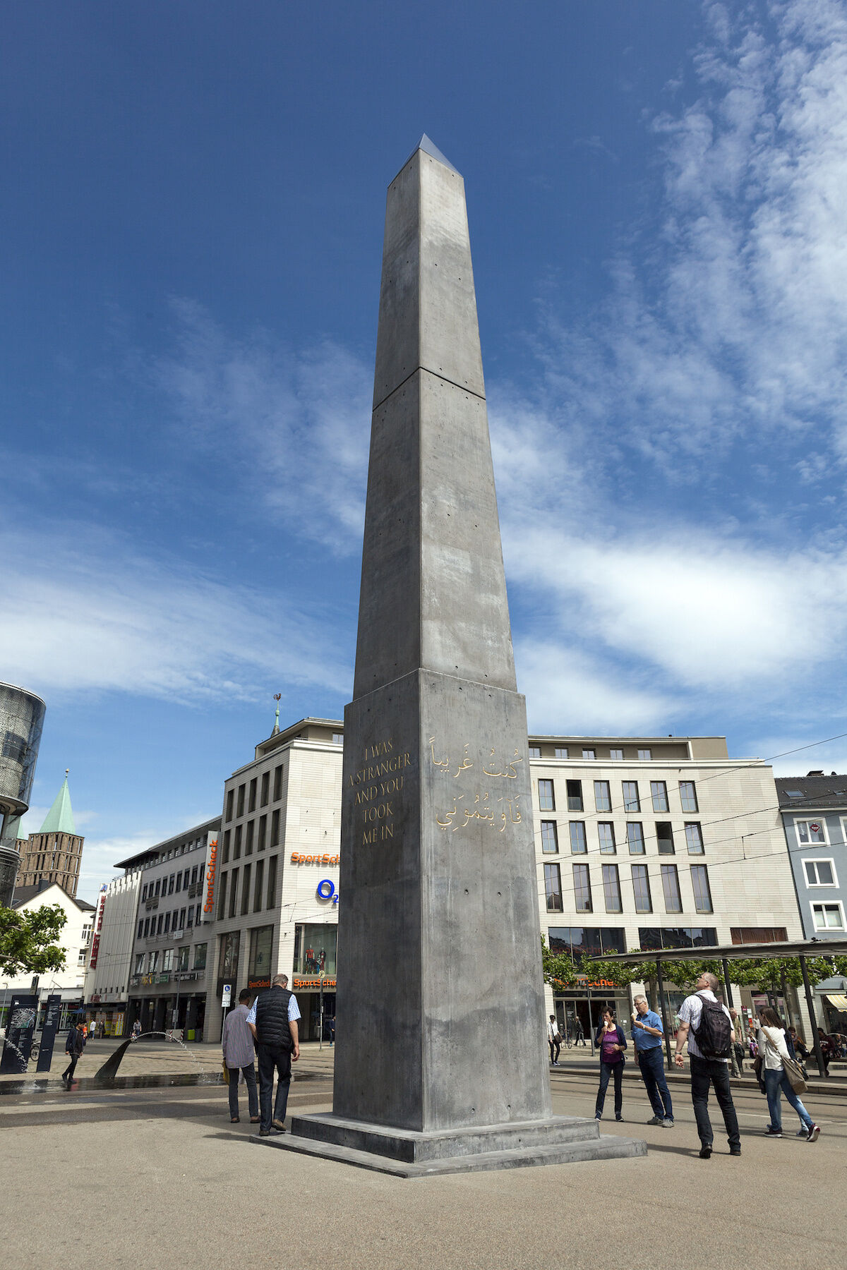 Olu Oguibe, El Monumento a los Extraños y Refugiados, 2017. Foto por Michael N