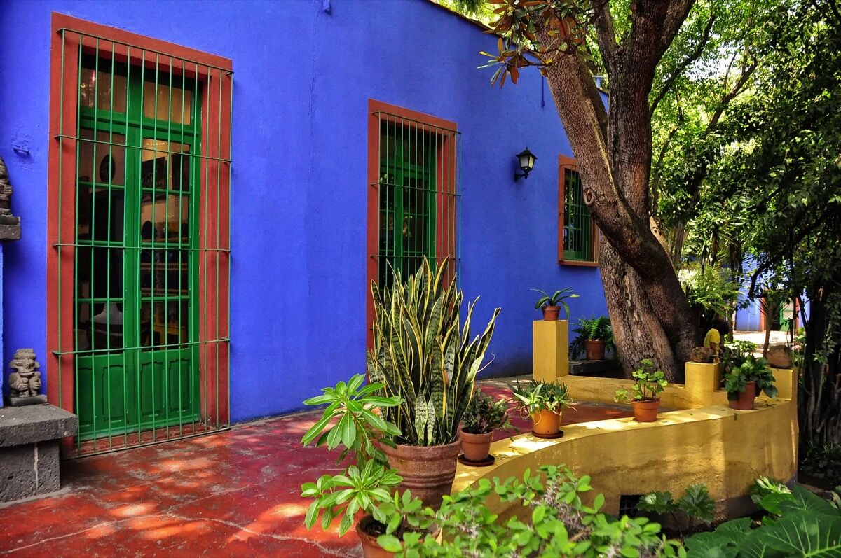 Frida Kahlo's Casa Azul in Mexico City. Image via Wikimedia Commons.