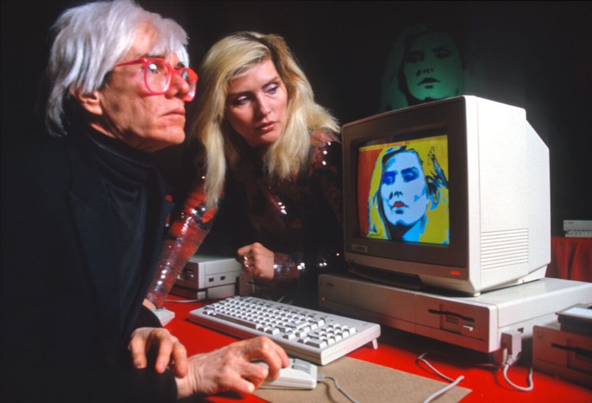 Andy Warhol drawing Debbie Harry on an Amiga computer. Photo by Allan Tannenbaum.
