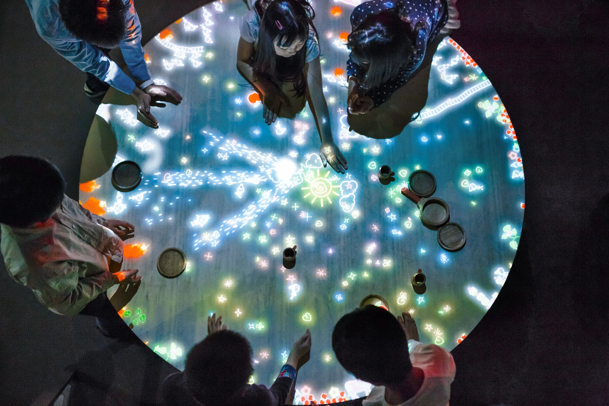 Installation view of “teamLab Borderless” at the MORI Building Digital Art Museum, Odaiba, Tokyo, 2018. © teamLab.