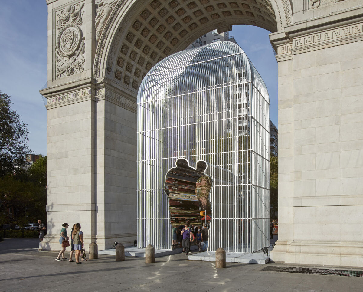Ai Weiwei, Arch, 2017, New York. On view as part of the citywide exhibition“Good Fences Make Good Neighbors,” presented by Public Art Fund. Courtesy of UAP.