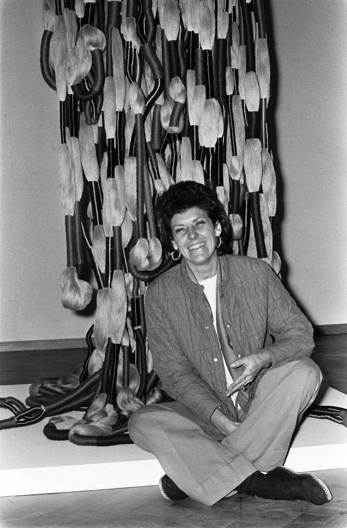 Sheila Hicks organizes an exhibition of tapestries and textile sculptures at the Stedelijk Museum, 1974. Courtesy of the National Archives of the Netherlands.