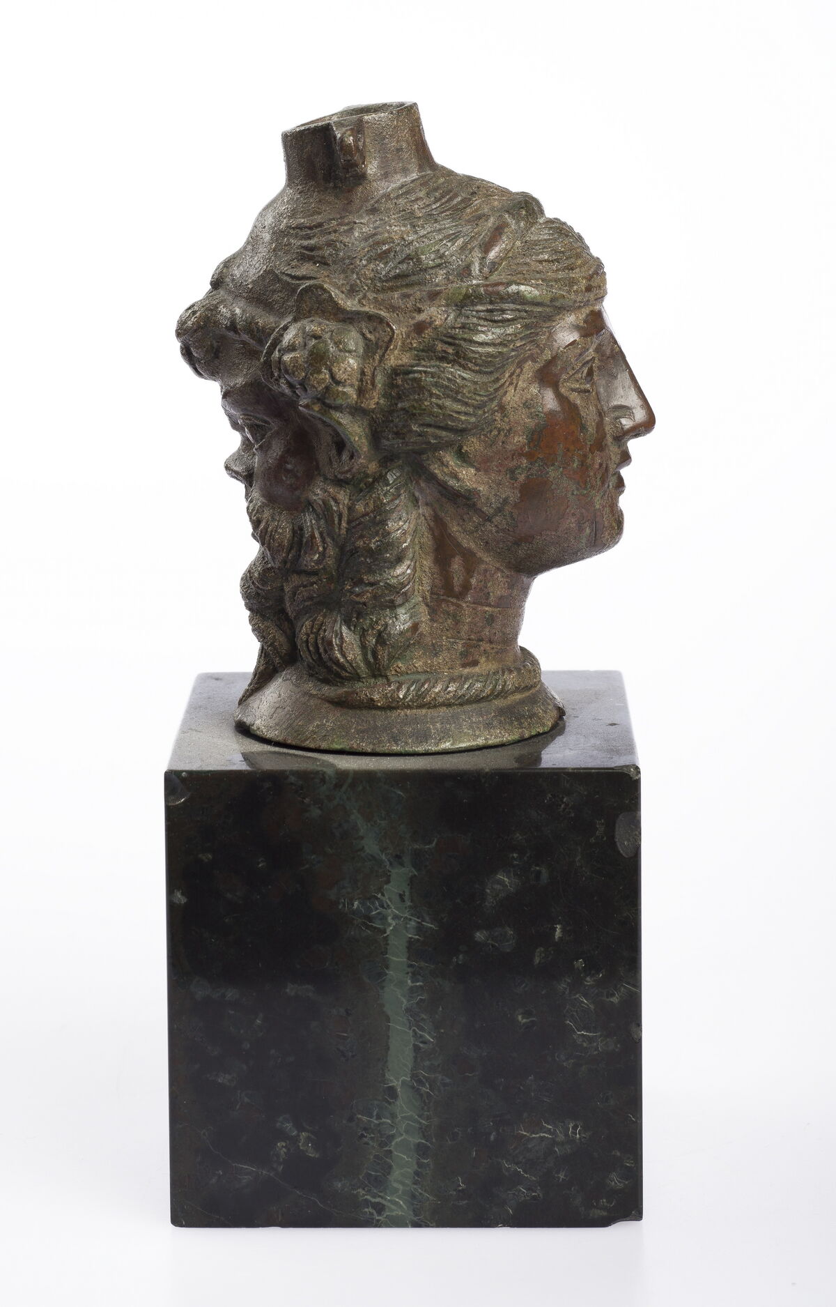 Botella de perfume (Balsamarium) en forma de Maenad y Silenus, siglo III BCE. Foto de Ardon Bar-Hama. Cortesía del Museo Freud de Londres.