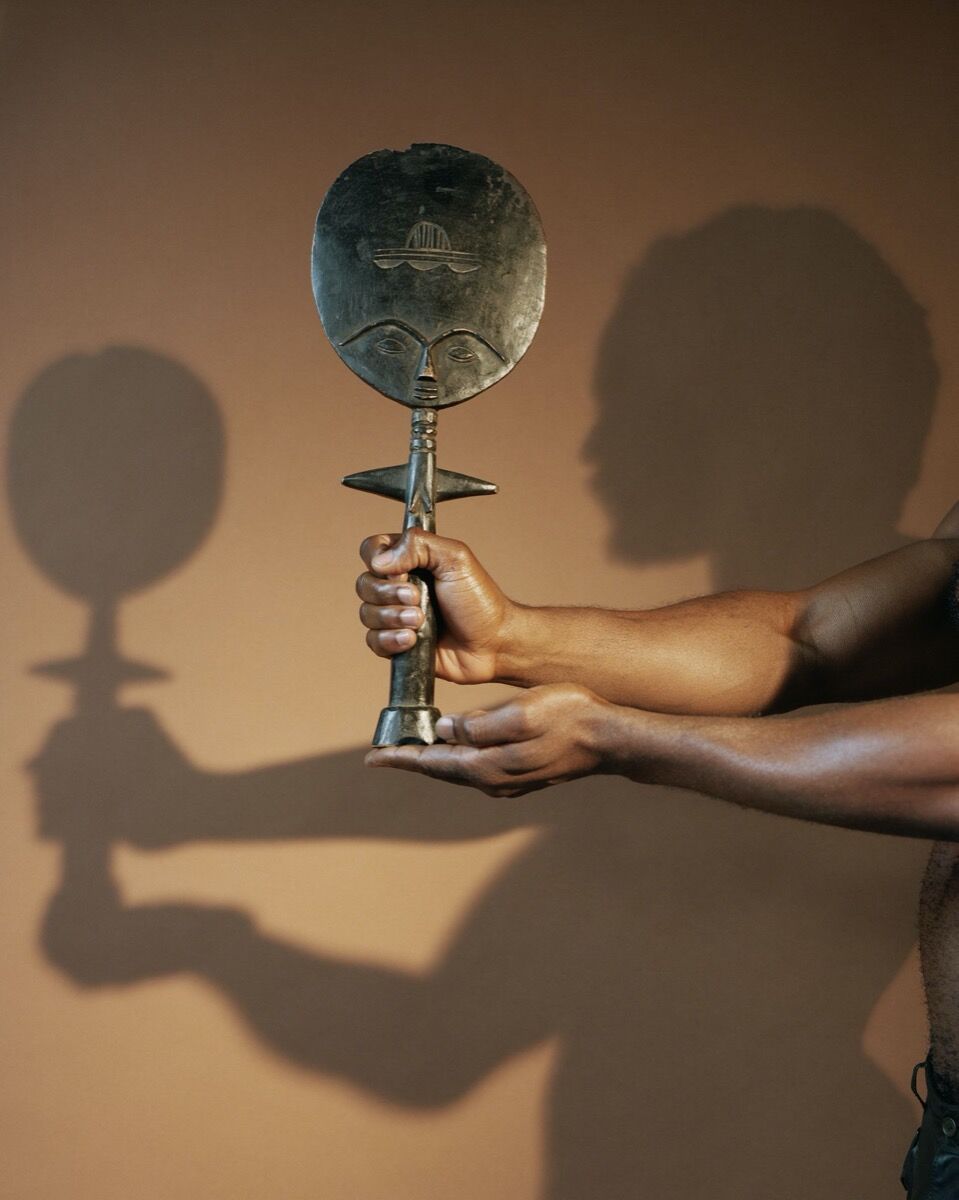 John Edmonds, Holding a sculpture (from the Ashanti), 2019. © John Edmonds. Courtesy of the artist and Company, New York.