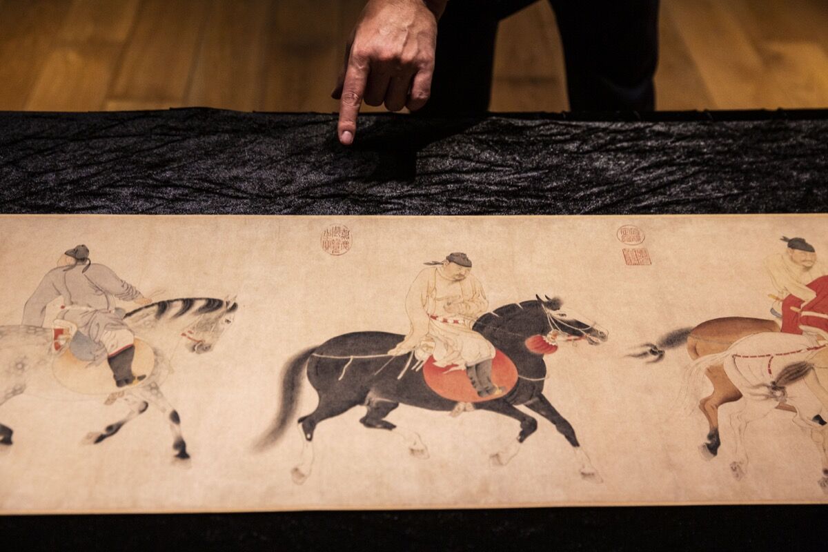 Ren Renfa, detalle de cinco príncipes borrachos que regresan a caballo, exhibido en Sotheby's Hong Kong el 23 de septiembre de 2020. Foto de Isaac Lawrence / AFP. Imagen a través de Getty Images.
