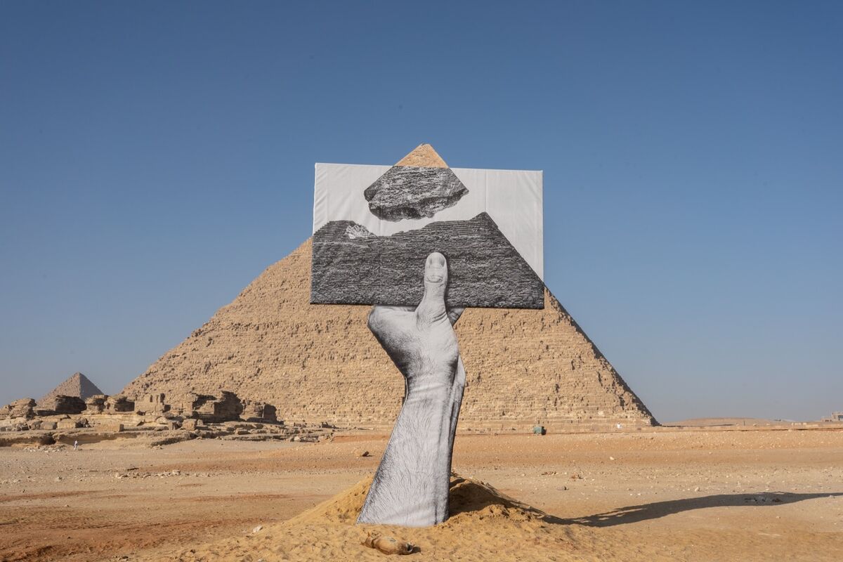 JR, installation view of Greetings from Giza, 2021. Courtesy of the artist and Art D’Egypte.