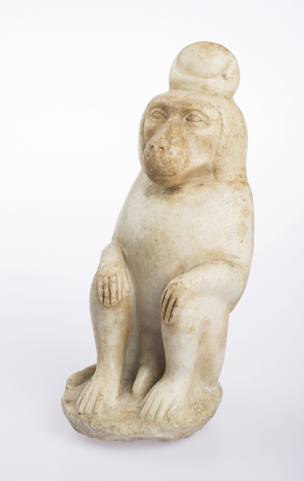 Estatuilla del dios Thoth en forma de babuino Egipto, época romana, siglo I a. C. - siglo 4 a. C. Foto de Ardon Bar-Hama. Cortesía del Museo Freud de Londres.