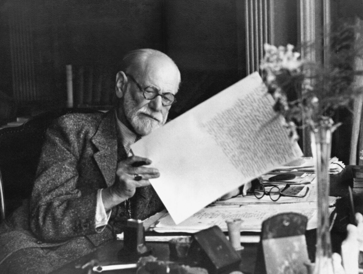 Sigmund Freud en su escritorio en su casa de Viena. Foto vía Getty Images.