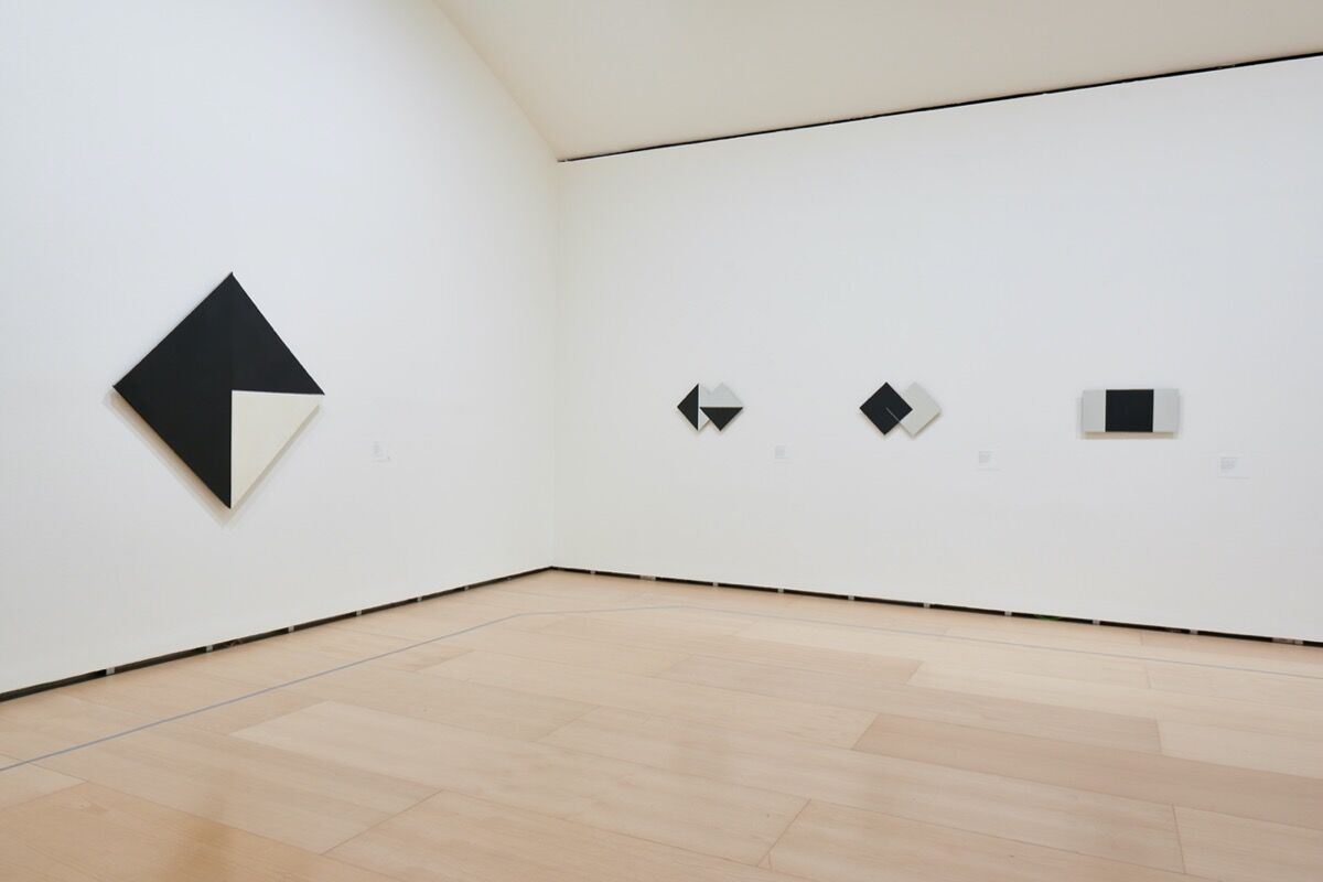 Installation view of “Lygia Clark: Painting as an Experimental Field, 1948–1958” at Guggenheim Bilbao, 2020. © “The World of Lygia Clark” Cultural Association. Courtesy of Guggenheim Bilbao.