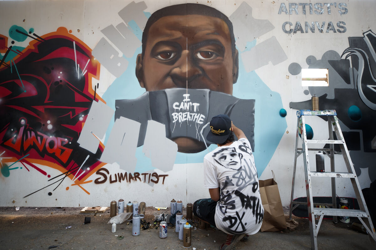 El artista Paul Glyn-Williams da los toques finales a un mural de George Floyd el 6 de junio de 2020 en Toronto, Canadá. Foto de Cole Burston / Getty Images