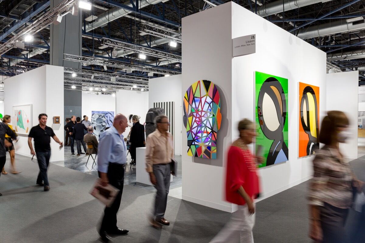 Veduta dell'installazione dello stand della Lisson Gallery ad Art Basel a Miami Beach, 2016. Foto di Alain Almiñana per Artsy.