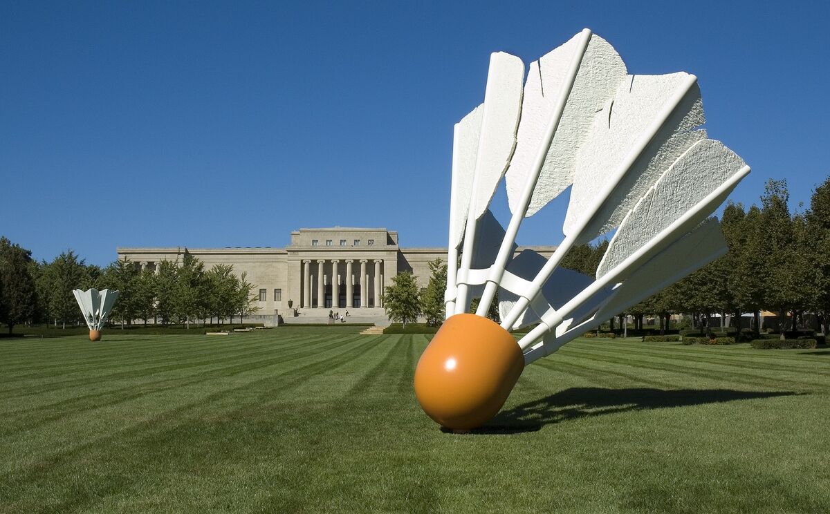 Claes Oldenburg and Coosje van Bruggen, Shuttlecocks, 1994. © Claes Oldenburg and Coosje van Bruggen. Courtesy of &nbsp;Nelson-Atkins Media Services / Louis Meluso and the Nelson-Atkins Museum, Kansas City.