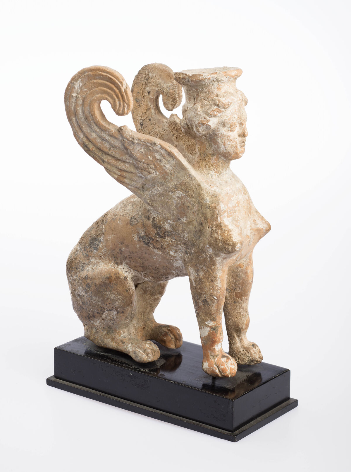 Estatuilla de una Esfinge, de finales del siglo V - principios del siglo IV aC.  Foto de Ardon Bar-Hama.  Cortesía del Museo Freud de Londres.