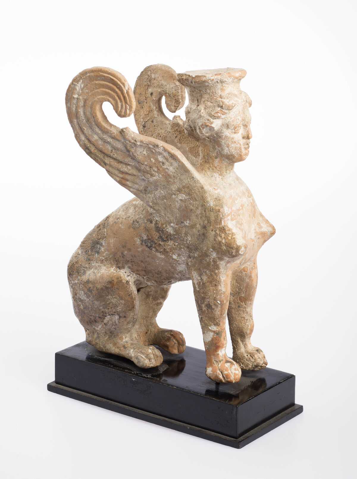 Estatuilla de una Esfinge, de finales del siglo V - principios del siglo IV aC. Foto de Ardon Bar-Hama. Cortesía del Museo Freud de Londres.