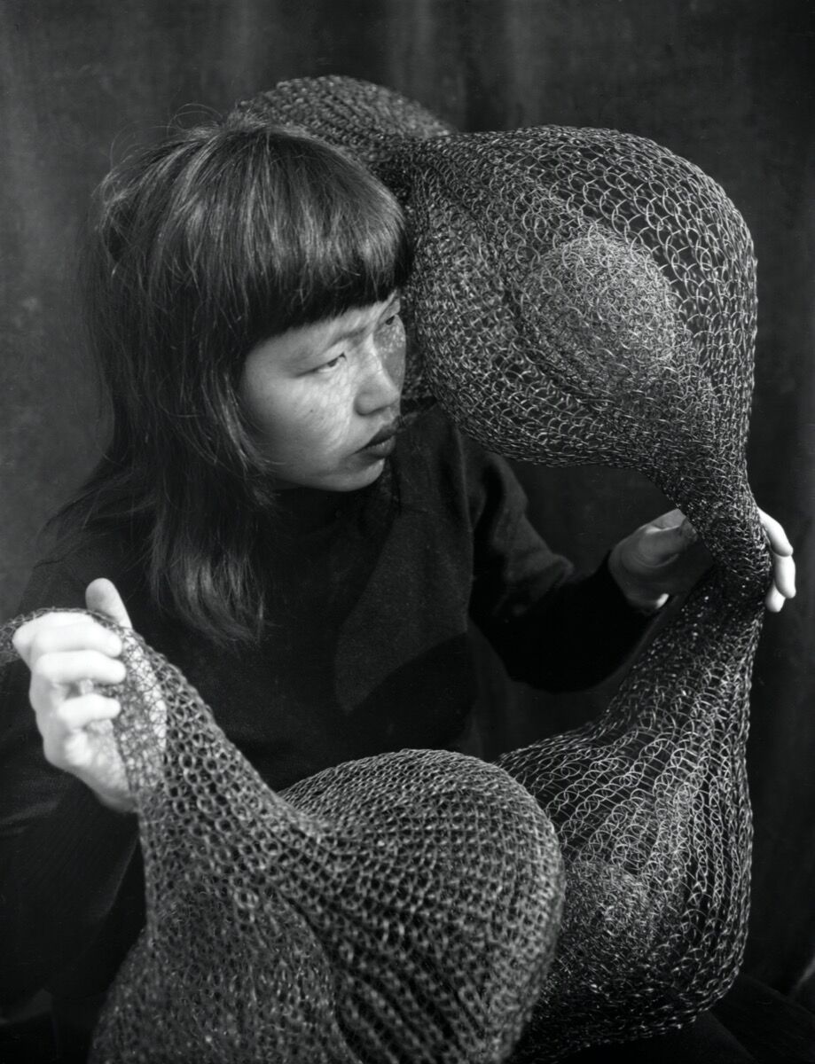 Ruth Asawa holding one of her early looped-wire sculptures, 1951. Photo by Imogen Cunningham. © 2019 Imogen Cunningham Trust. Courtesy of the Imogen Cunningham Trust.